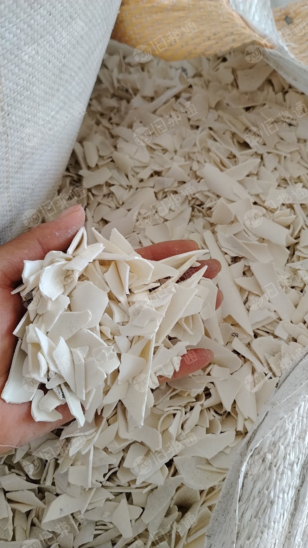 大量出售各种硬质PVC破碎料,塑钢破碎料,扣板破碎料,发泡板破碎料,护墙板破碎料等