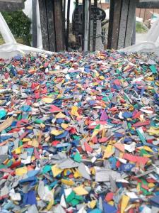 出售杂色涂料桶破碎料，月供上百吨