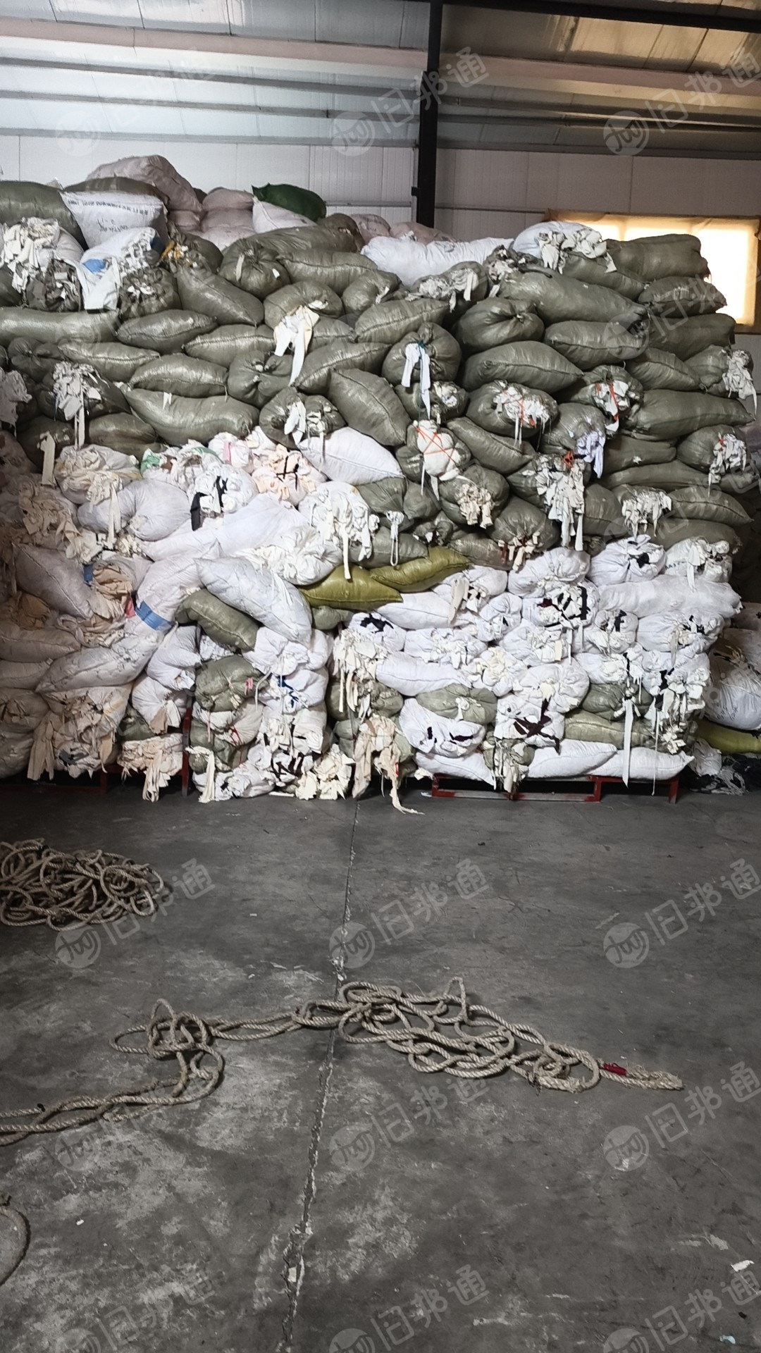 出售服装厂下脚料,涤棉废布,布碎,浅色,现货30吨
