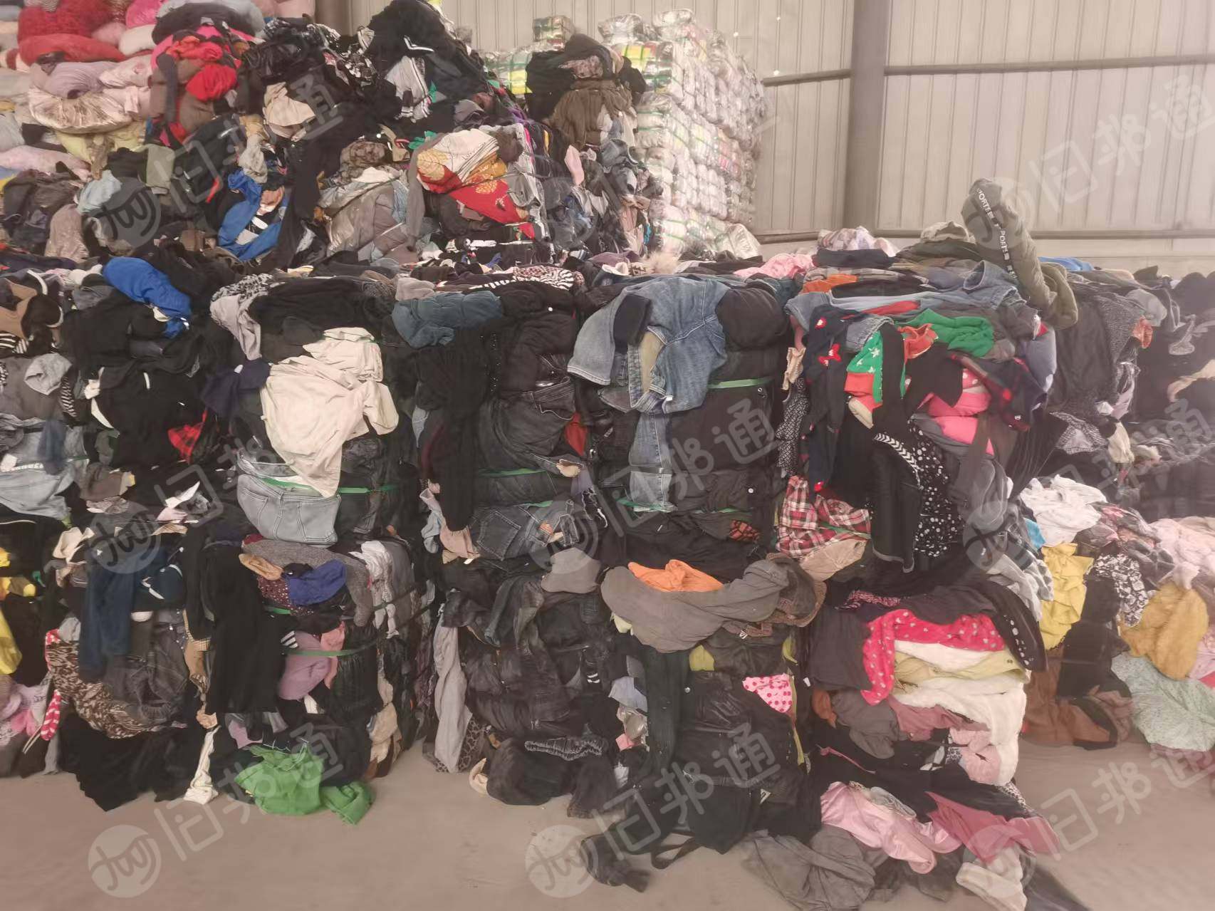 工厂大量出售冬装黑料,旧衣服黑料 压包的,不压包的都有