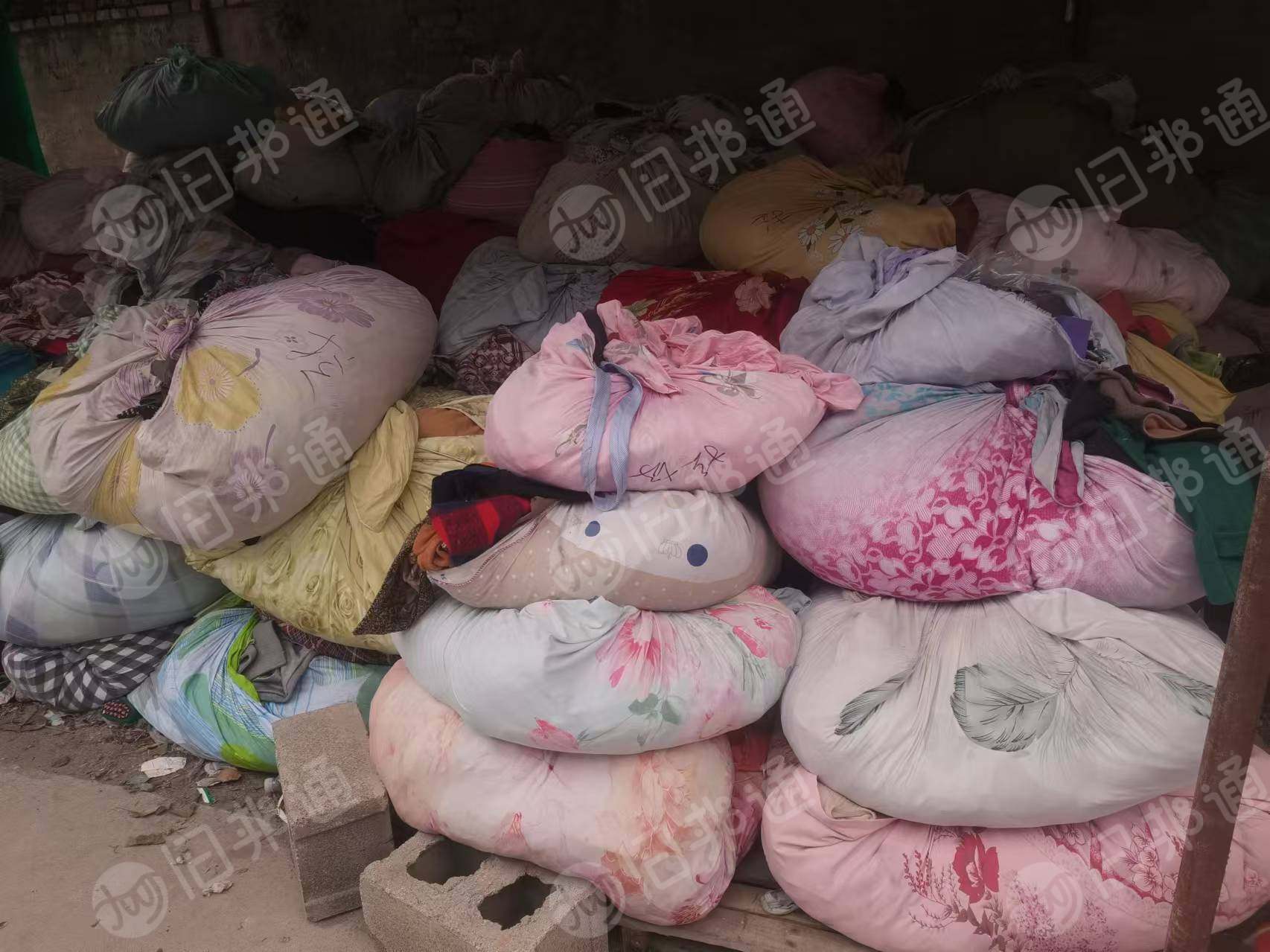 工厂大量出售冬装黑料,旧衣服黑料 压包的,不压包的都有