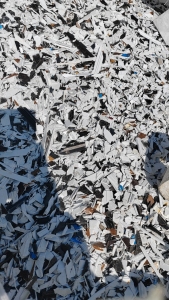 出售塑钢、扣板、小管破碎料，有分开破碎的，月产10吨左右，厂在安徽六安