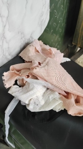 出售化纤料，花边布碎，杂色