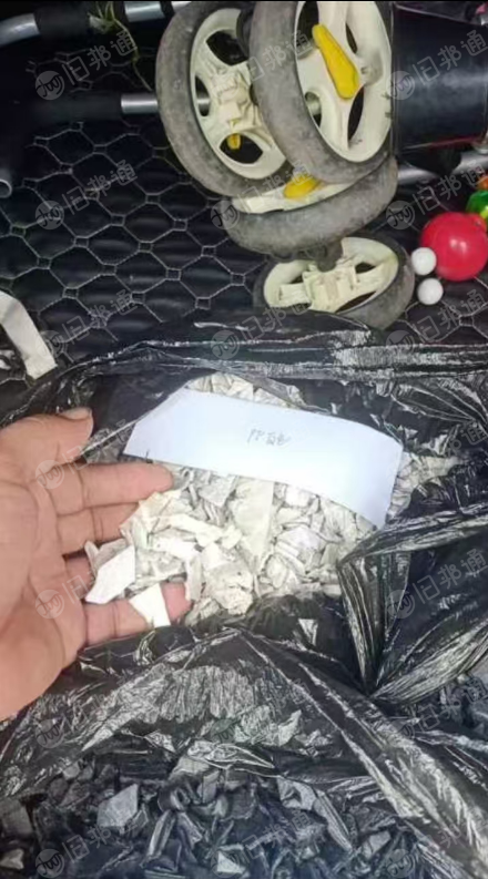 出售PP电瓶壳破碎料,白色黑色都有,过盐水