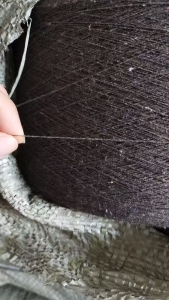 出售库存涤棉纱线，10支，有黑白两色，现货有30吨，货在江苏宿迁