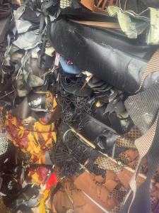 出售PVC皮革边料，有纯皮也有布皮毛皮，现货300吨