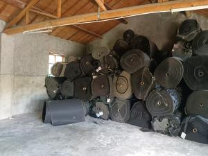 售尼龙地毯,有一层0.5厚涤纶无纺布,尼龙含量95,涤纶为5