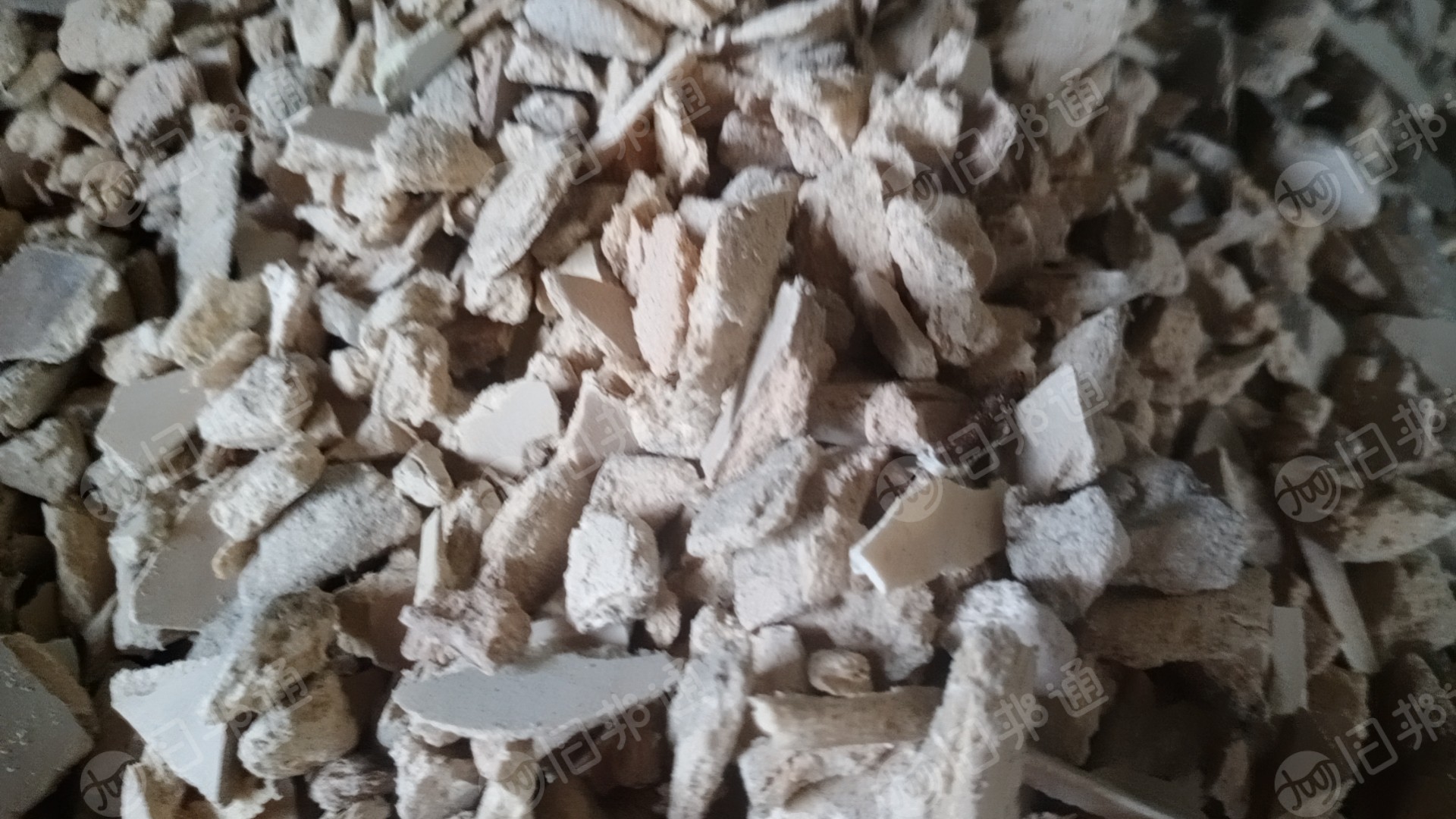 出售PVC发泡板破碎料,护墙板破碎料