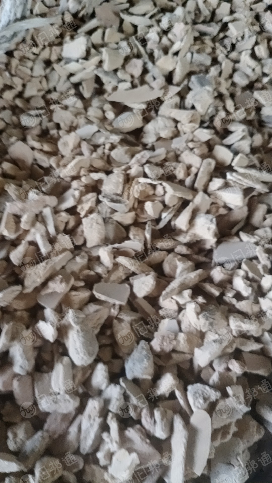 出售PVC发泡板破碎料,护墙板破碎料