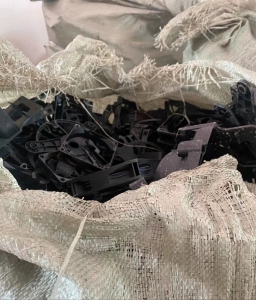 出售PBT有卤塑料，现货8吨多