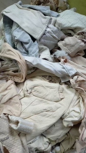 出售剪好的旧衣服二白，白料，开花料，货在安徽芜湖