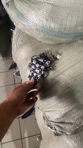 长期出售涤纶黑拉丝料，涤纶碎布，现货10吨左右