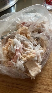 出售尼龙废布，泳装布碎，白烟，长期有货