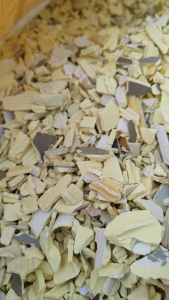 长期出售硬质PVC墙板发泡破碎料