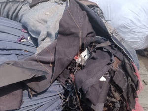 长期出售服装厂下脚料，碎布料，月供300吨左右