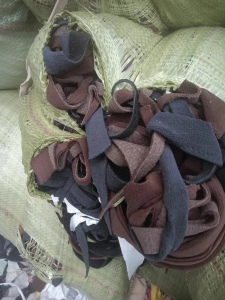 长期出售氨纶废布，氨纶碎布，氨纶下脚料，氨纶拉丝料，月供500吨