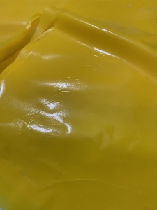 出售纯PE原色5-6吨，红2吨多，黄灰1吨，很干净