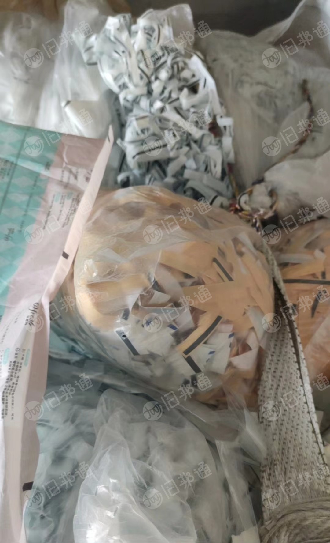出售纯高压花料,服装袋,湿纸巾等包装厂下来的边角料,月供60多吨,现货6.8一挂