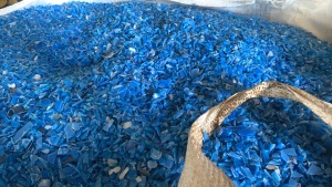 出售大小蓝桶大白破碎料，花乙破碎料