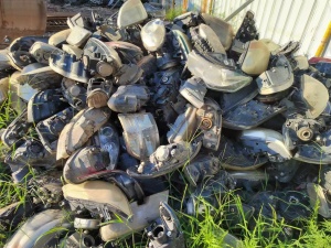 出售汽车大灯，拆车下来的，现货五吨，河南平顶山