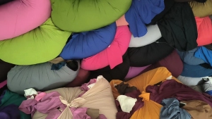 出售梭织处理布，梭织四面弹，现货有10吨左右，货在浙江绍兴