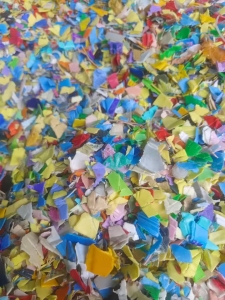 出售花乙破碎料，杂色瓶盖破碎料