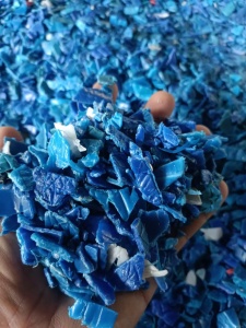 出售小蓝桶破碎料，现货9.6米一车