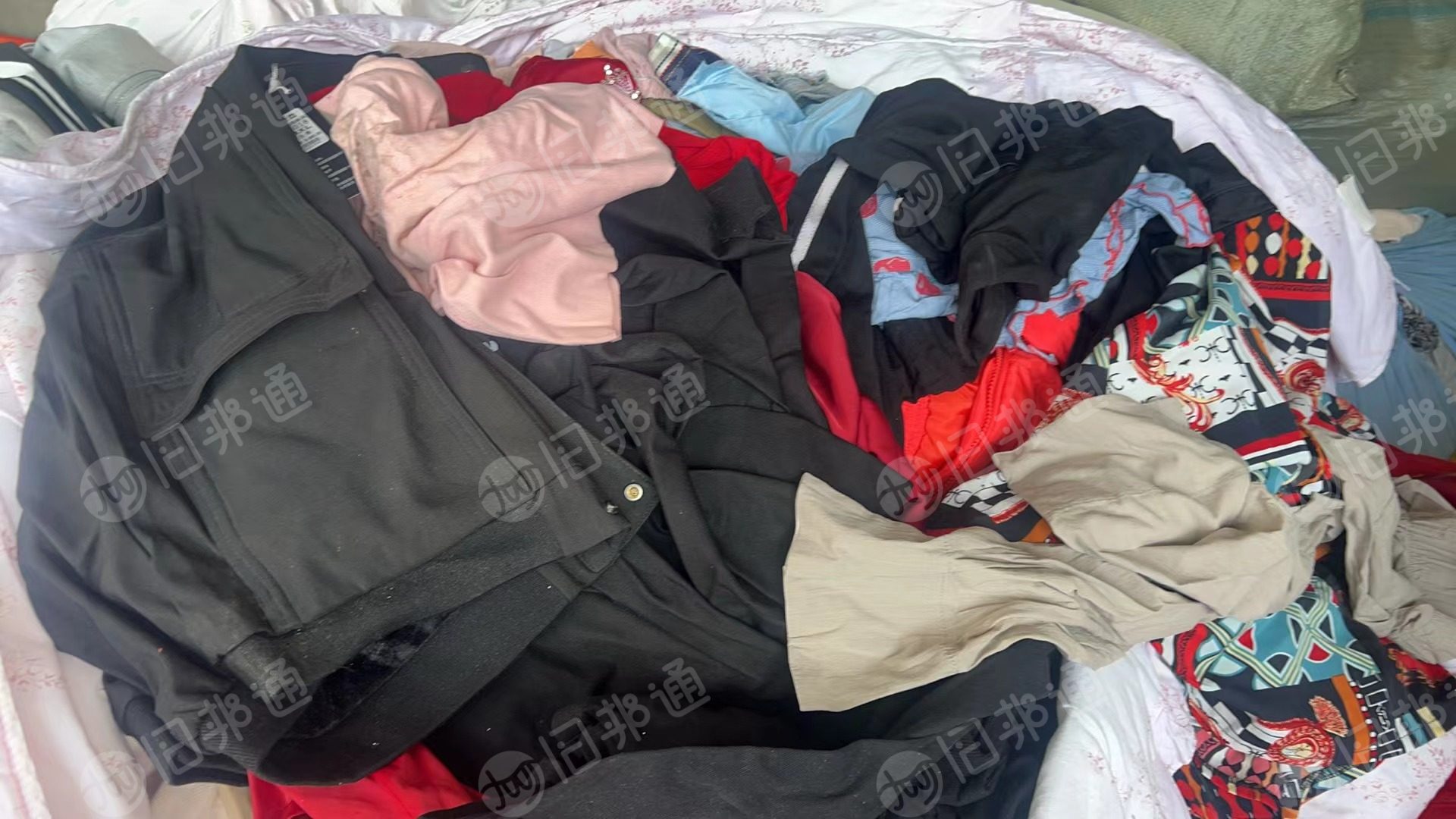 长期出售旧衣服黑料，旧衣服下脚料，现货有五六吨，货在河北保定