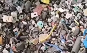 出售含铜挂件破碎下来的杂塑料，清水粉