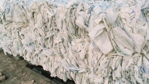 出售水洗造粒用pe乳白袋，现货有一车