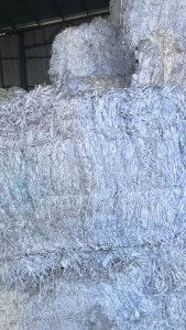 出售PE飞边料，一层PE膜一层纸，现货100吨