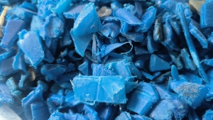 出售蓝桶破碎料，大小蓝混打的，现货9.6一车，浙江绍兴