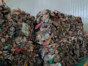 出售生活杂塑料袋，炼油料，月供300吨