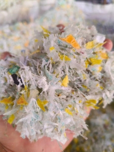 大量现货出售pp花票打包带粉碎料，除铁除尘，每个月40-50吨左右，颜色不分