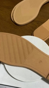 长期出售黄色纯pvc鞋底破碎料，现货70吨左右