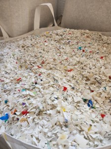 出售奶白娃哈哈破碎料，白乙上机料，过风选，现货一个半挂28吨