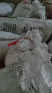 长期出售涤纶废丝，涤纶干丝，现货有20吨左右，货在山东潍坊