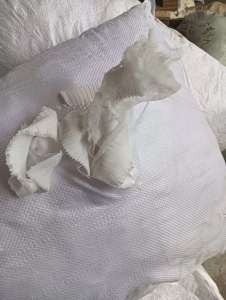 长期出售白色高弹丝，白色毛衣片，现货十吨左右