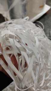 出售废不干胶纸边条，带膜和纯纸混打一起