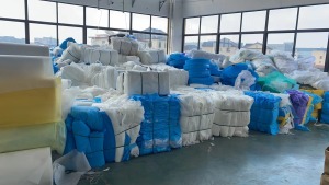 出售带胶的无纺布废料，无纺布边角料