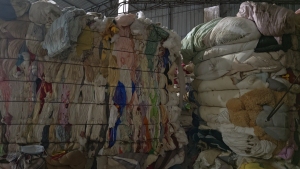 出售旧衣服黑料，下脚料，可燃烧料，现货够4.2米一车，货在福建漳州