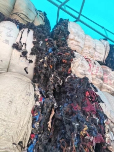 长期出售服装厂废料，黑料，现货30吨左右