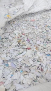 出售涂料桶破碎料，带字桶破碎料，清洗甩干，现货一挂车