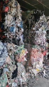 长期出售废纺打包料，服装厂下脚料，黑料，燃烧料，每天都有50吨左右，货在浙江宁波