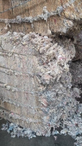 长期出售废纺粉碎料，破碎料，服装厂下脚料，黑料，燃烧料，每天都有10吨左右，货在浙江宁波