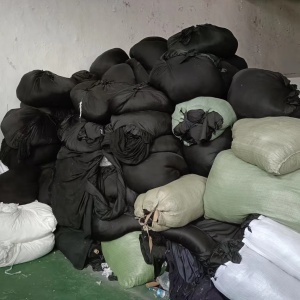 出售窗帘布染厂下来的黑色废布，黑色碎布，拉丝料