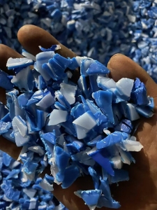 出售蓝桶破碎料，大小蓝桶破碎料