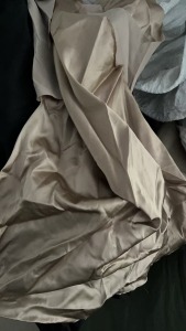 出售杂色涤纶废布，涤纶碎布，现货有几吨，货在江苏张家港