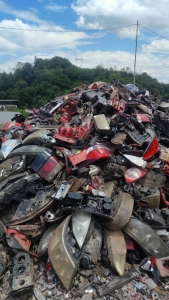 回收汽车大灯，一个月10几吨