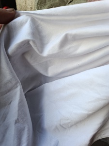 长期大量出售裁床下来的白色涤纶碎布，涤纶废布，涤纶布块